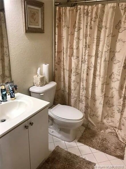 Master in suite Bathroom - 2651 SE 12th Rd
