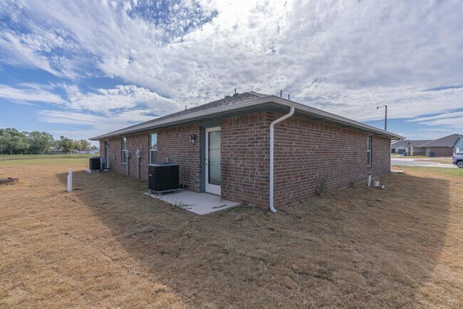 Building Photo - 566 Parkhill Cir