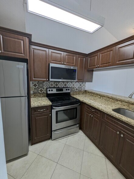 Building Photo - 18203 Glenmoor Dr
