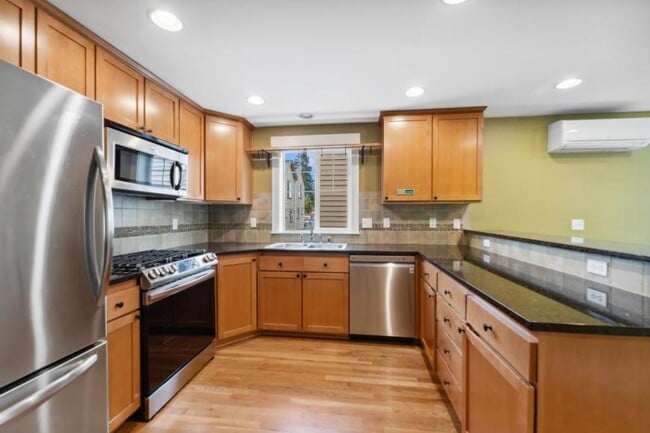 Building Photo - 3 bedroom in Seattle WA 98117