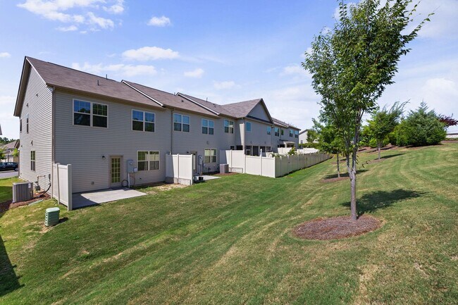 Building Photo - Beautiful 3 bed, 2.5 bath townhome in The ...