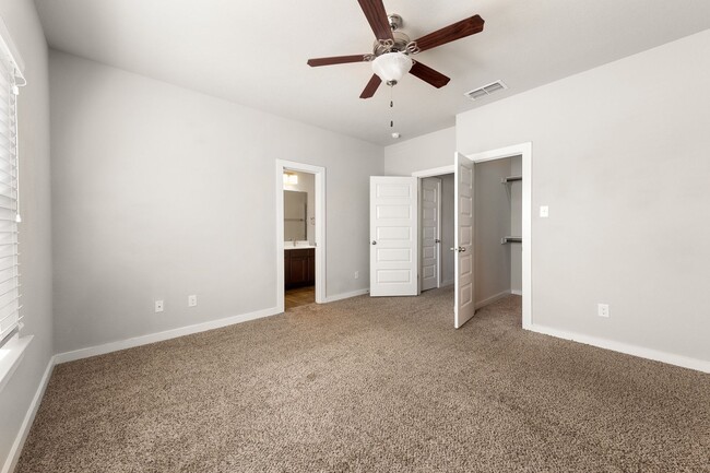 Building Photo - AVAILABLE NOW! Beautiful 3 bedroom Luxury Duplex, New Braunfels, Texas!