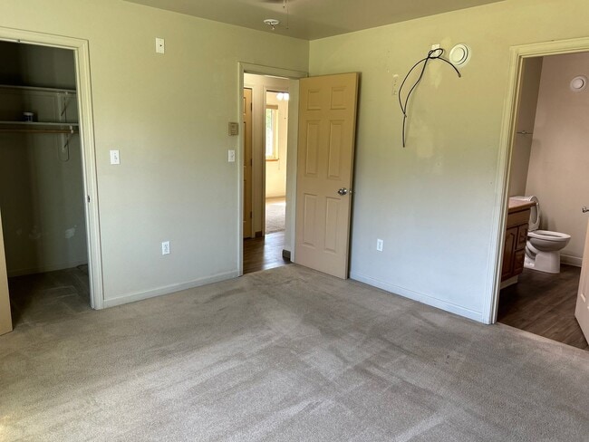 Building Photo - Century 21 Gold Rush - 3 bed, 2 bath (North Pole)