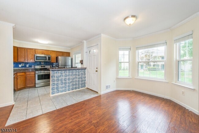 Building Photo - 603 Porter Way W