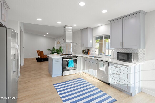 Building Photo - 2331 E Sunnyside Dr