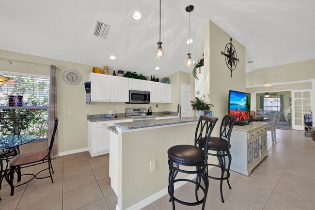 Building Photo - Rarely available Pool villa in Colonial Country Club!