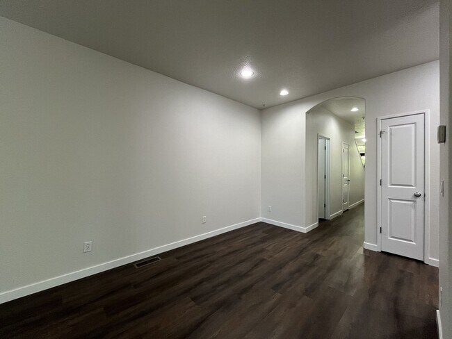 Building Photo - Beautifully Updated Bethany Townhome with Private Backyard and Modern Finishes