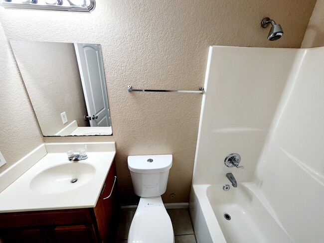 Building Photo - 4102 Valley View Dr NE