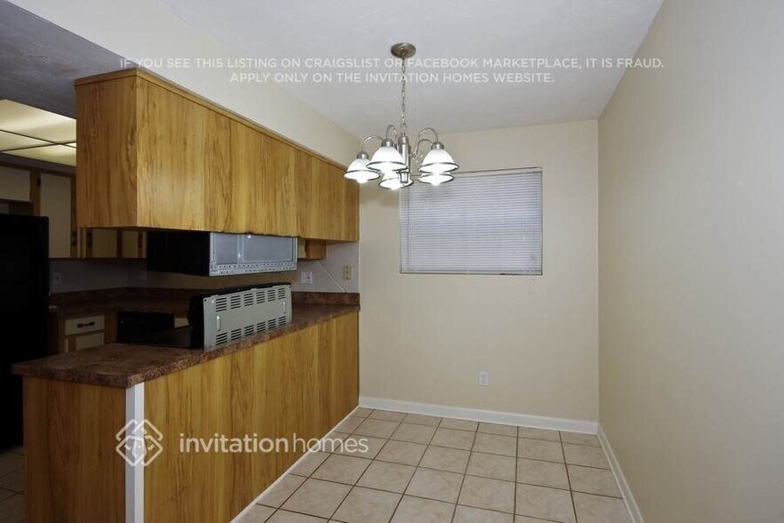 Building Photo - 1725 Pine Tree Dr