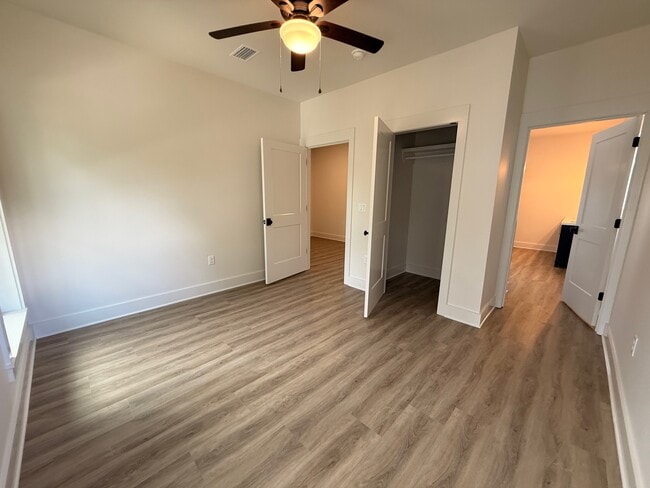 Building Photo - 220 Greenbriar Ln