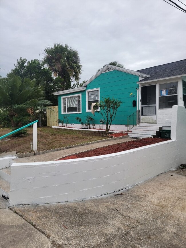 Primary Photo - Cute 3 bedroom home 1 block from beach!