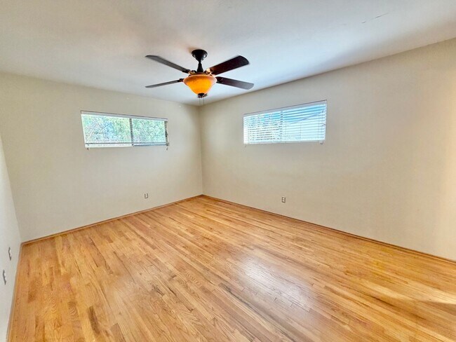 Building Photo - College View Estates Home - Spacious, Bright, and Beautiful Living