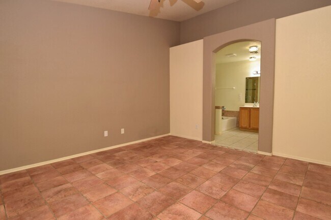 Building Photo - Bright & Open SE Tucson 3 Bed 2 Bath with ...