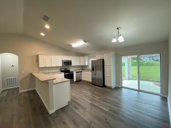 Building Photo - Custom Home - Desirable SE Ocala Neighborh...