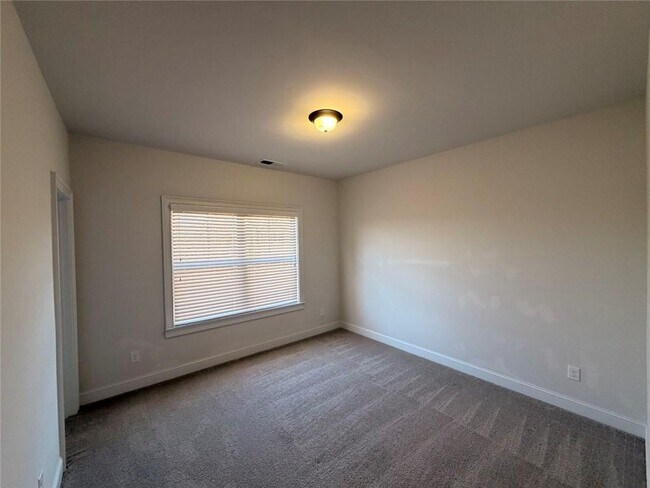 Building Photo - 235 Broadmoor Dr