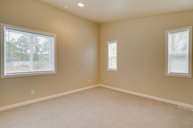 Building Photo - Kirkland Rambler with Central A/C!