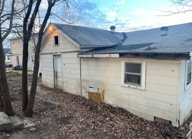 Building Photo - 303 Cardinal St