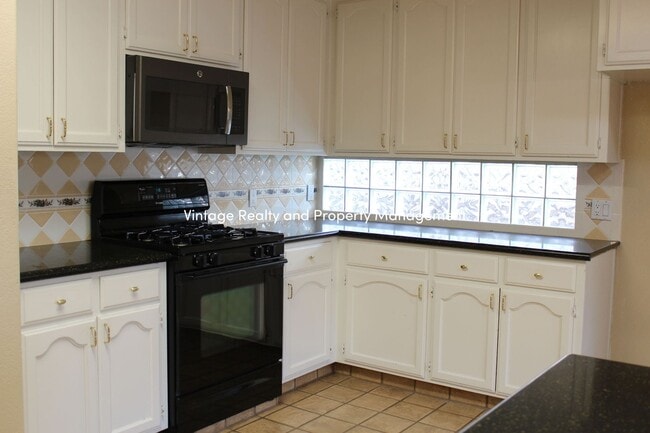 Building Photo - Top Of The Line Big 2/3 Bedroom Single Story Home Ready to Go!!!