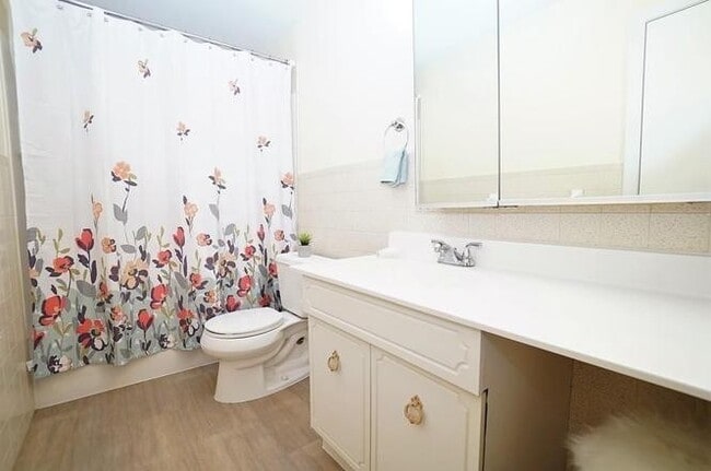 Building Photo - Spacious Condo with Parking, Heat/Hot Wate...