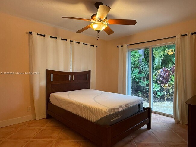 Building Photo - 1728 NE 39th St