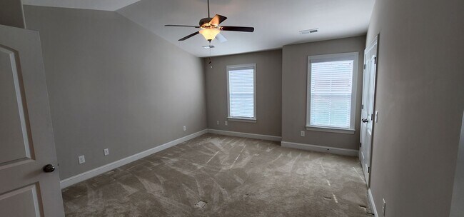 Building Photo - Townhome w/gargae convenient to shopping a...