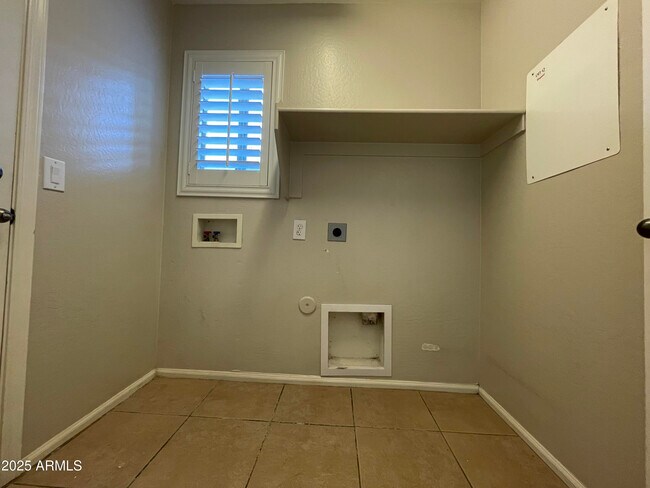 Building Photo - 1605 E Melanie St