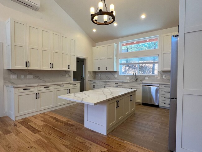 Building Photo - 7071 Martwood Way