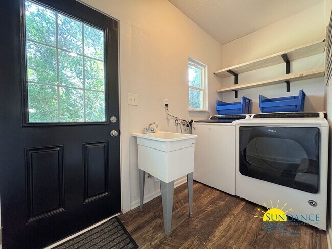 Building Photo - Fully renovated 3 Bedroom Home in Fort Wal...