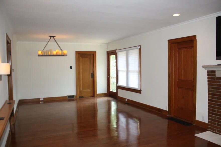 Building Photo - 810 E 1st St