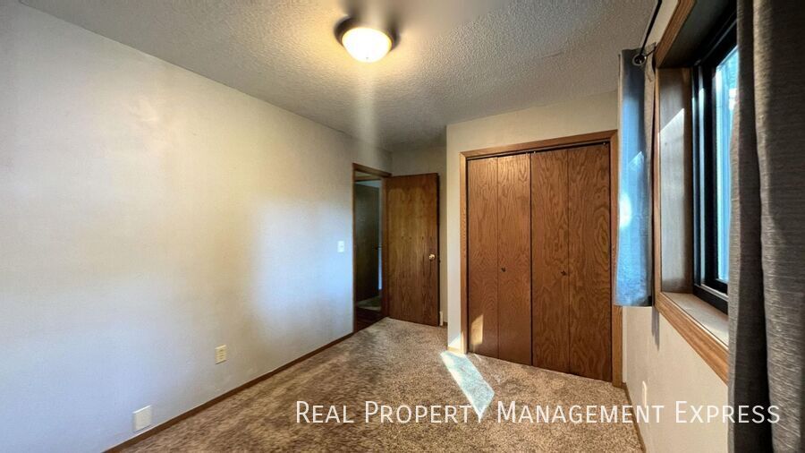 Building Photo - Spacious 5-Bedroom Home with Modern Update...