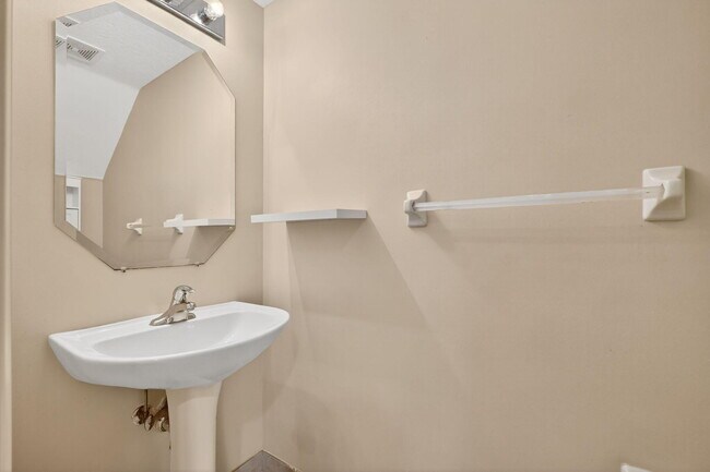 Building Photo - 2245 Portsmouth Ln