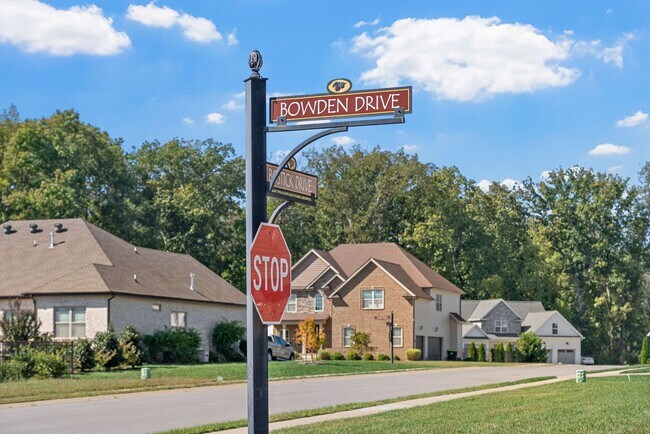 Building Photo - Pet Friendly Four Bedroom with Bonus!