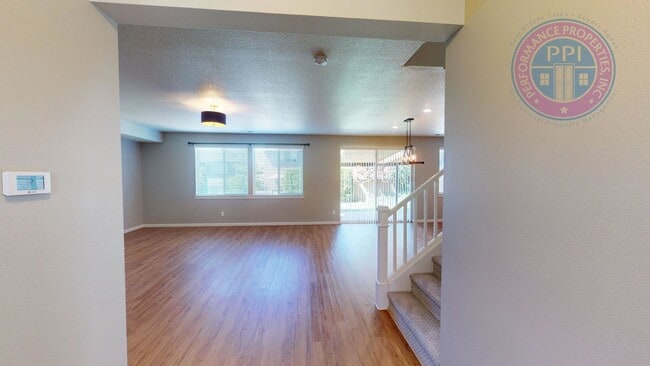 Building Photo - *Gresham - Luxury Craftsman, Central Air, ...