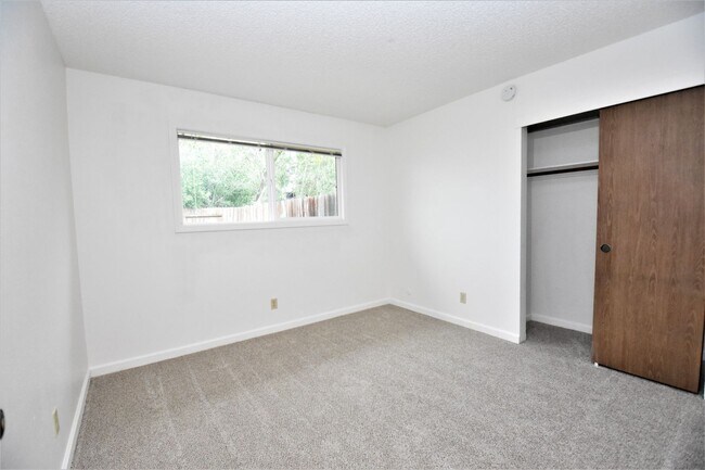Building Photo - 3846-3846 Westporter Dr