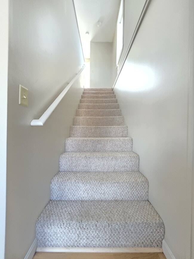 Building Photo - 208 Grove St