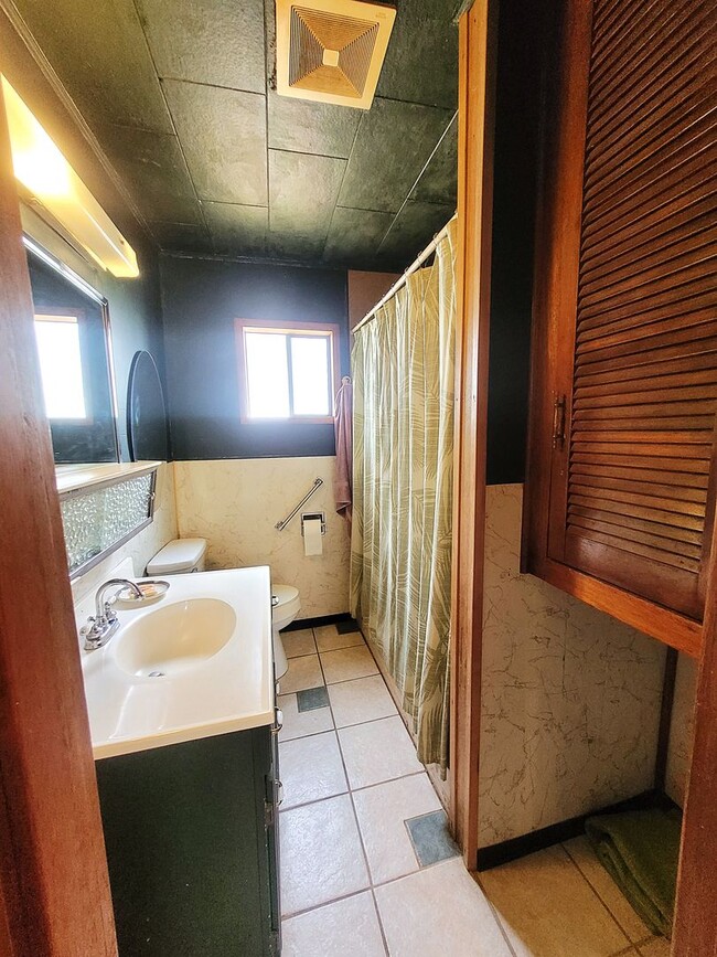 Building Photo - Charming Three Bedroom Home with Large Fen...