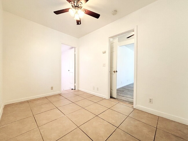Building Photo - 950 Clela Ave