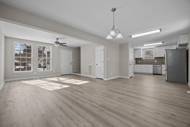 Building Photo - Portsmouth/5 bed 2 bath/Ready for quick move in!!