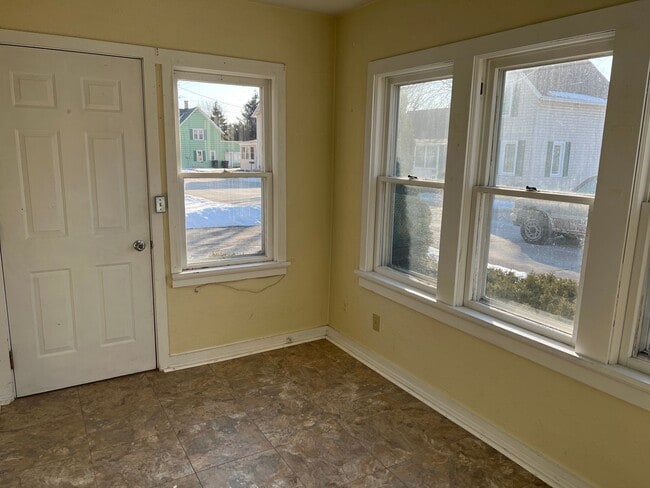 Building Photo - 136 N Dewey Ave