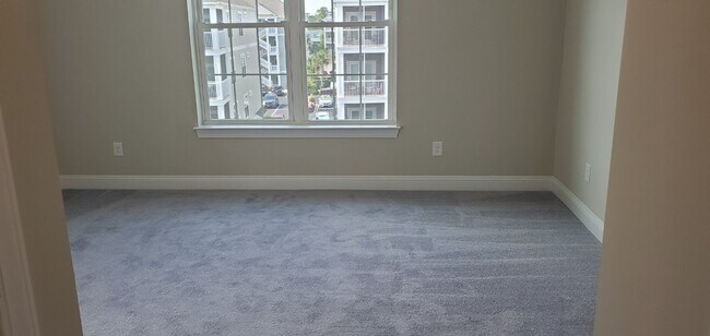 Building Photo - 3 bedroom, 2 bath condo at Queens Harbour