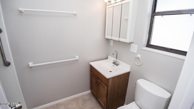 Building Photo - 247 Poinsettia Dr
