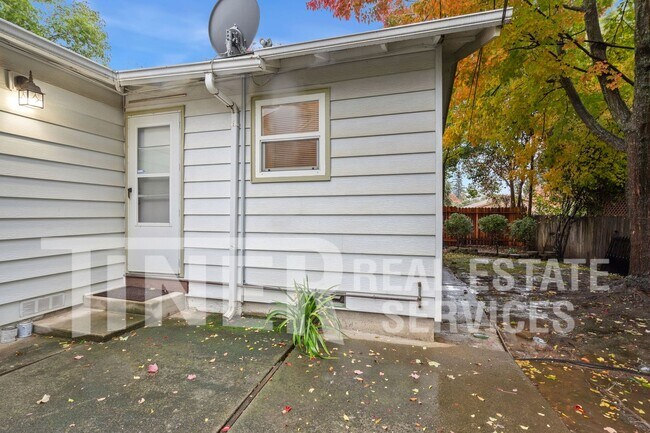 Building Photo - Updated Charming Studio in Historic Folsom...