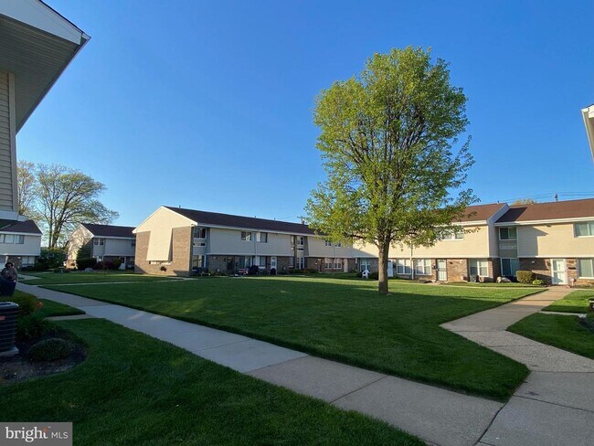 Building Photo - 3850 Woodhaven Rd