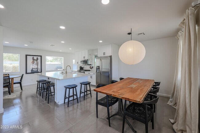 Building Photo - 901 W Berridge Ln