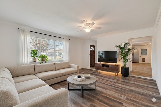 Building Photo - 703 Coryell St