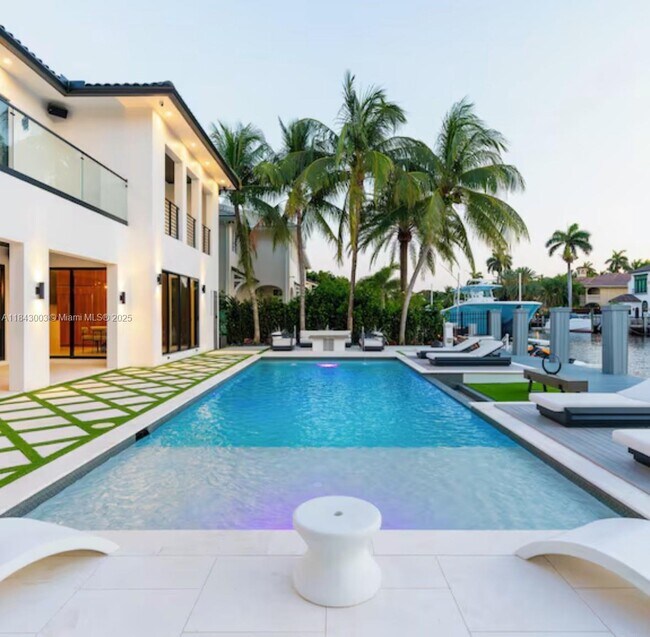 Building Photo - 131 Royal Palm Dr
