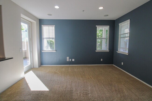 Building Photo - 4 bedroom 2.5 bathroom condo in Broad Street Village Complex