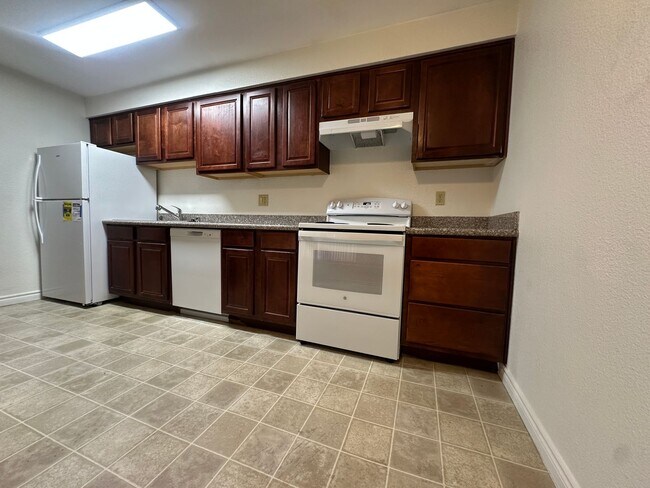 Building Photo - 2 Bedroom, 1 Bath Condo