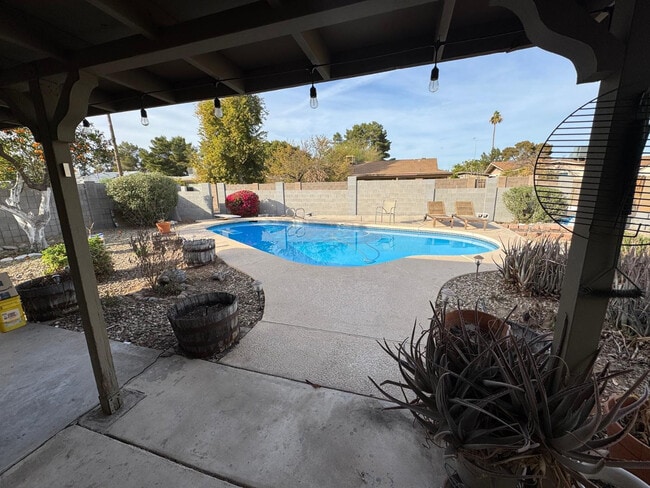 Building Photo - 2058 E Fremont Dr