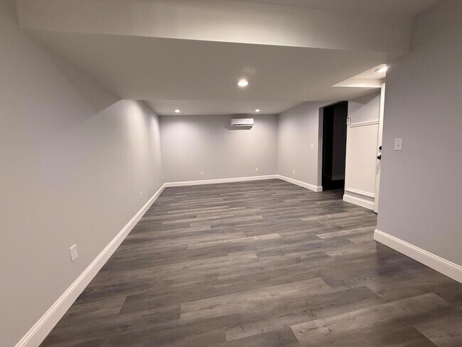 Building Photo - 7156 Holland Ln